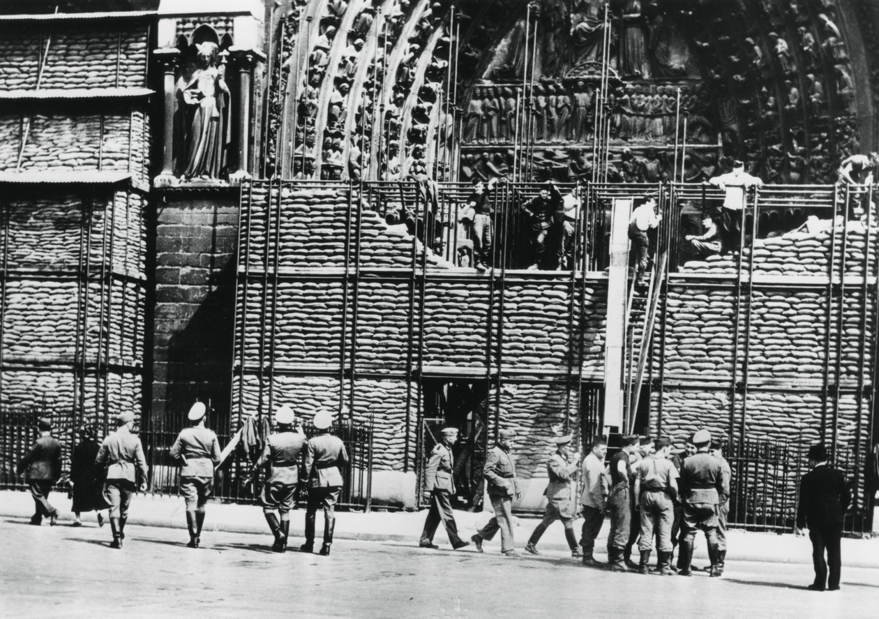 Hiekkasäkkisuojan poistaminen Notre Damen julkisivusta, Saksan miehittämä Pariisi, 1940 tekijältä Unbekannt