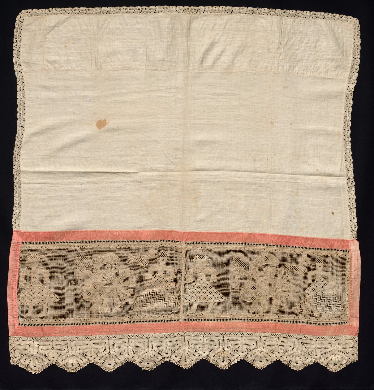 Kangas, jossa on naishahmojen ja riikinkukkojen reunus, 1700-1800-luku. tekijältä Unbekannt