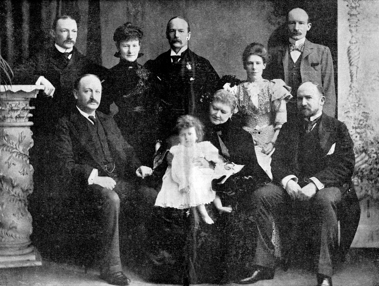 Eversti Robert Baden-Powell ja hänen äitinsä, sisarensa ja neljä veljeä, 1900. tekijältä Unbekannt