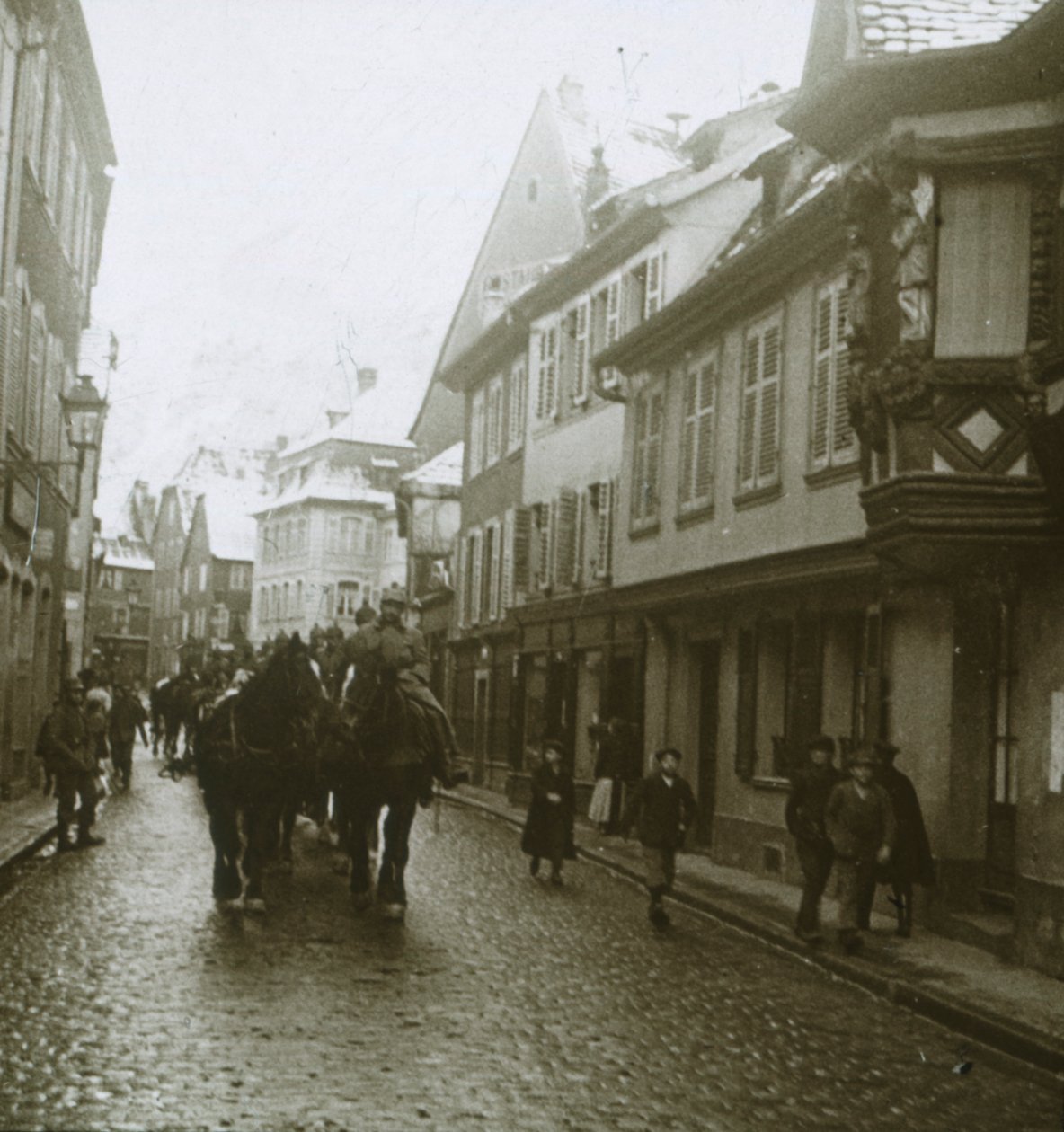 Saksalaisten sotilaiden kolonni, Ribeauvillé, Ranska, c1914-c1918 tekijältä Unbekannt