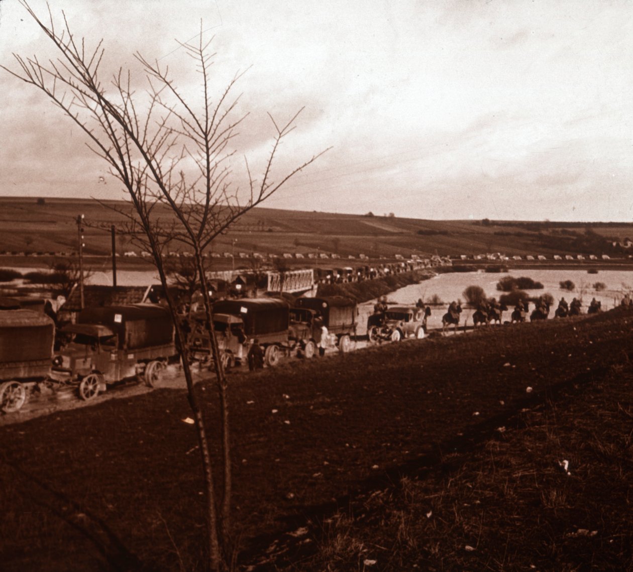 Kuorma-autokolonni, Verdun, Pohjois-Ranska, c1914-c1918 tekijältä Unbekannt
