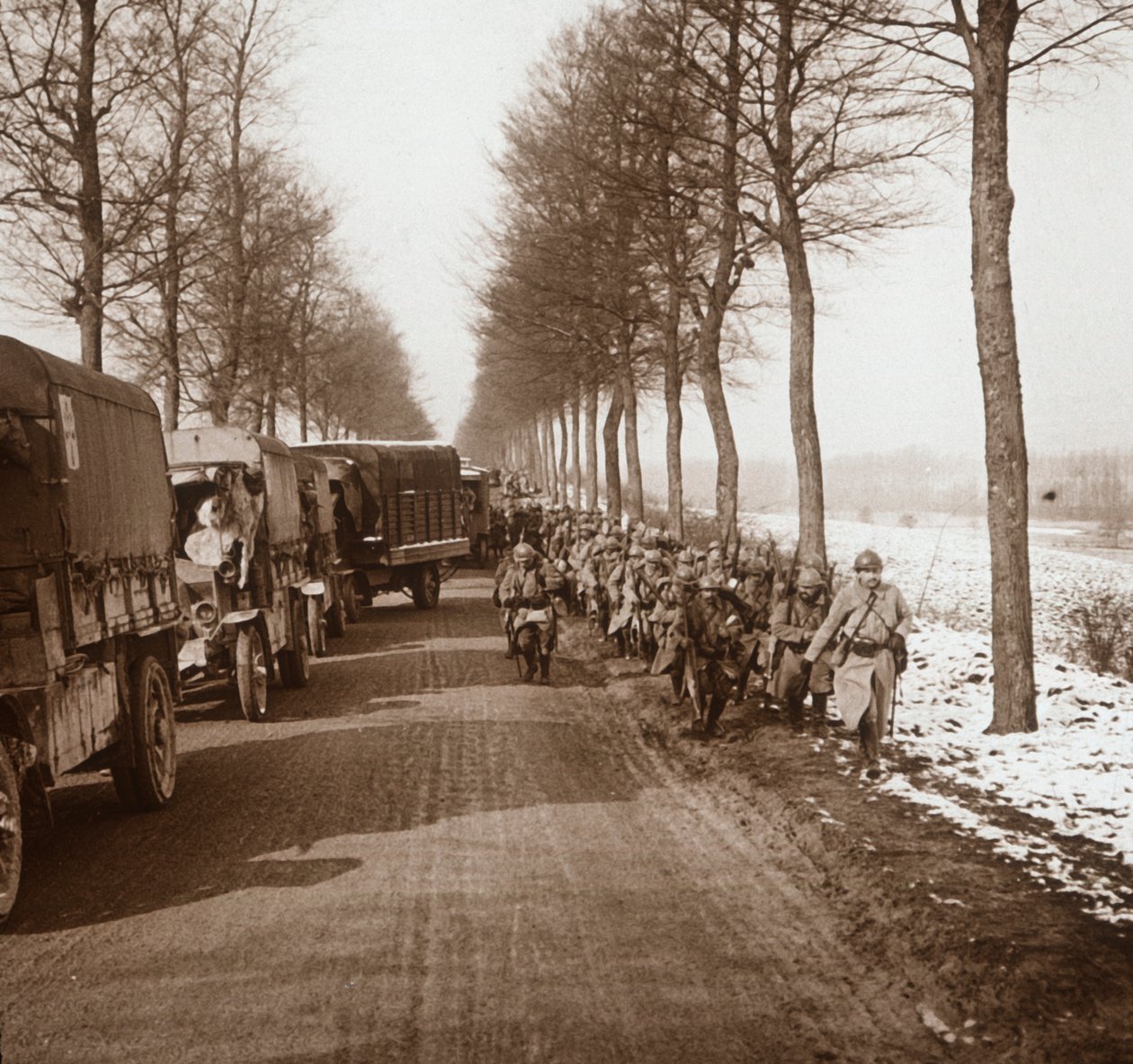 Kuorma-autojen ja joukkojen kolonni, Somme-Tourbe, Pohjois-Ranska, c1914-c1918 tekijältä Unbekannt
