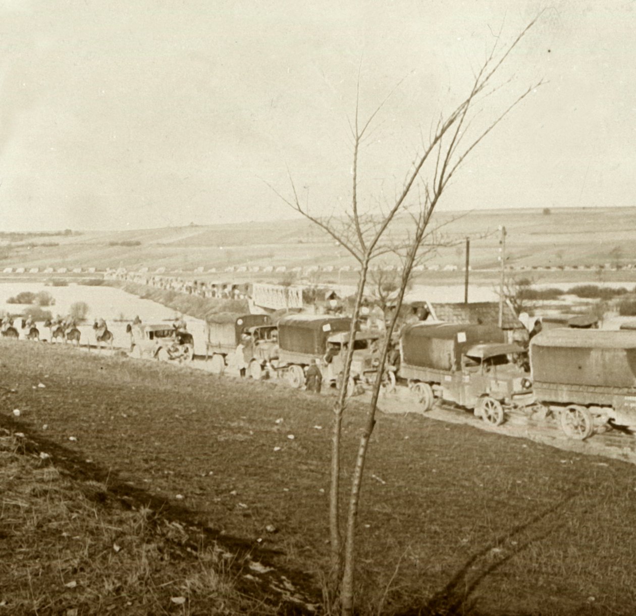 Kuorma-autokolonni Voice Sacréella, Verdunissa, Pohjois-Ranskassa, c1914-c1918. tekijältä Unbekannt