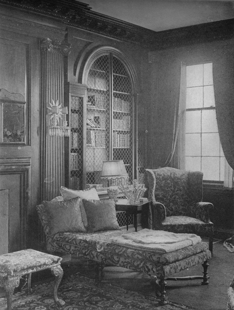 Mukava kirjastonurkkaus, jossa näkyy kirjahylly, neiti Anne Morganin talo, New York City, 1924 tekijältä Unbekannt