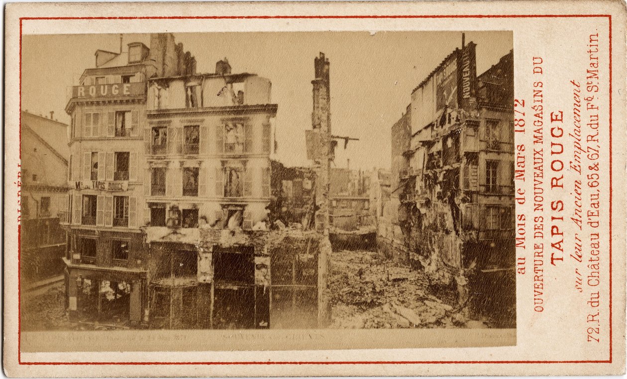 Commune de Paris (1871): Carpet Rougen tavaratalojen avaaminen, mainoskortti, joka näyttää rakennuksen vuotta aiemmin raunioina kommuunin aikana. Tulostus pahville Dim. 6,3 x 10 cm tekijältä Unbekannt