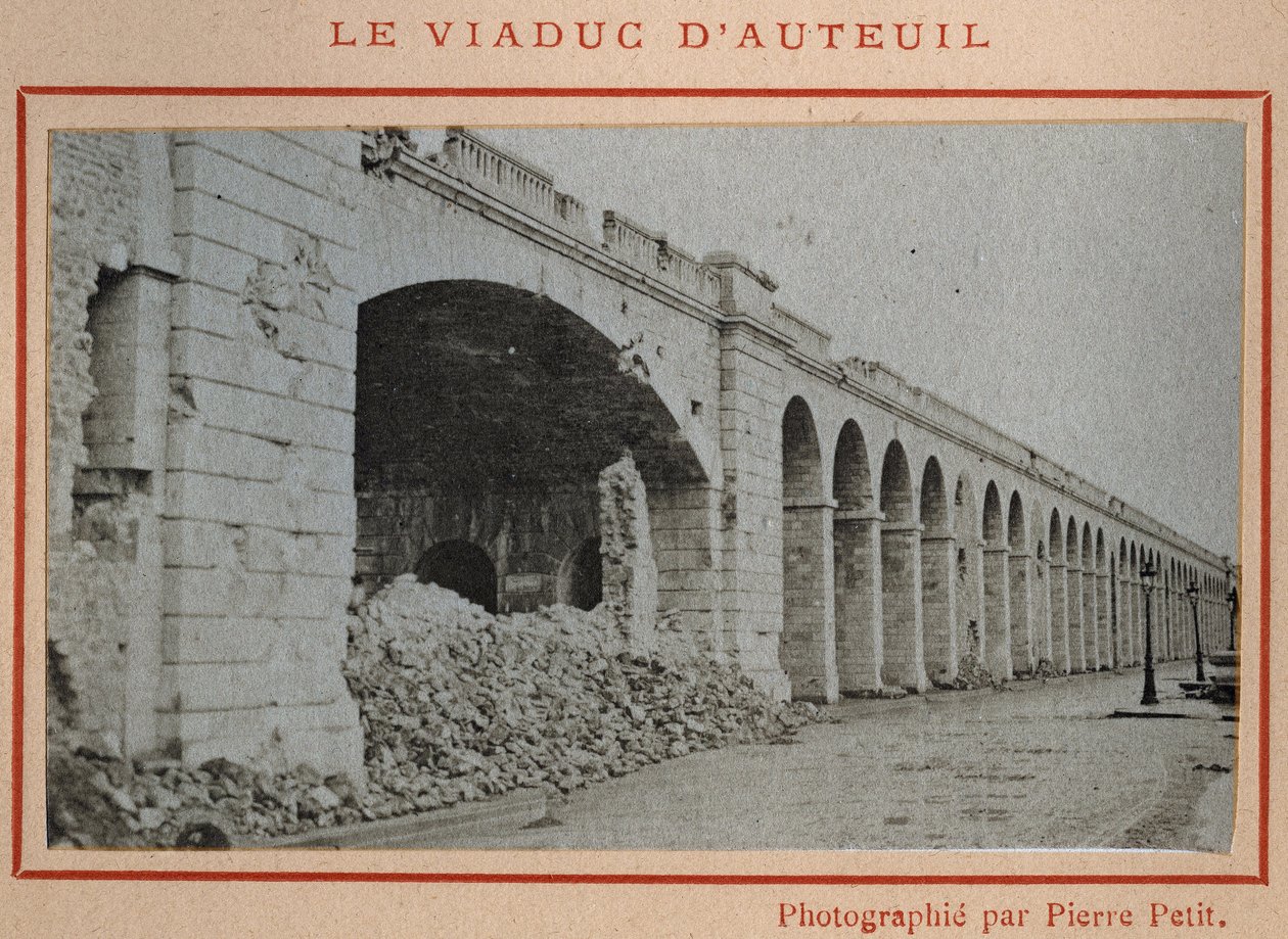 Commune de Paris (1871): näkymä Auteuil-sillalta Pariisissa toukokuussa 1871. Valokuva Pierre Pepetitista. Tulostus kartongille, himmennys. 9x5,4 cm tekijältä Unbekannt
