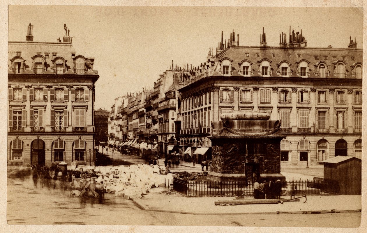 Pariisin kunta (1871) nähtynä Place Vendome -aukiolta tuhoutuneella pylväällä. Valokuvaus. Tulostus pahville Dim. 10,4x6,2 cm tekijältä Unbekannt