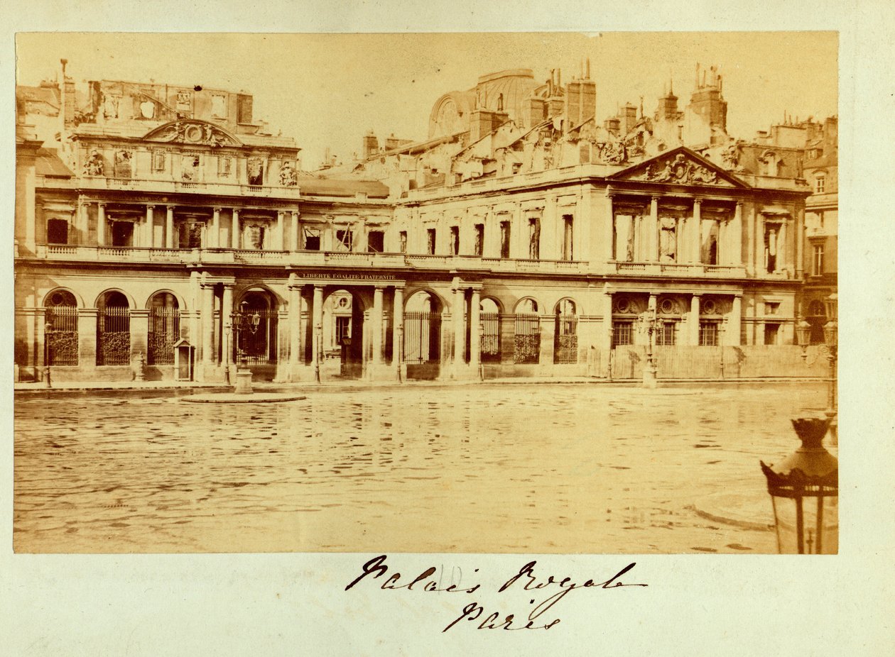 Pariisin kunta (1871): näkymä Palais Royal (Palais-Royal) detruitille. Anonyymi valokuvaus. Tulostus pahville Dim. 15x10 cm tekijältä Unbekannt