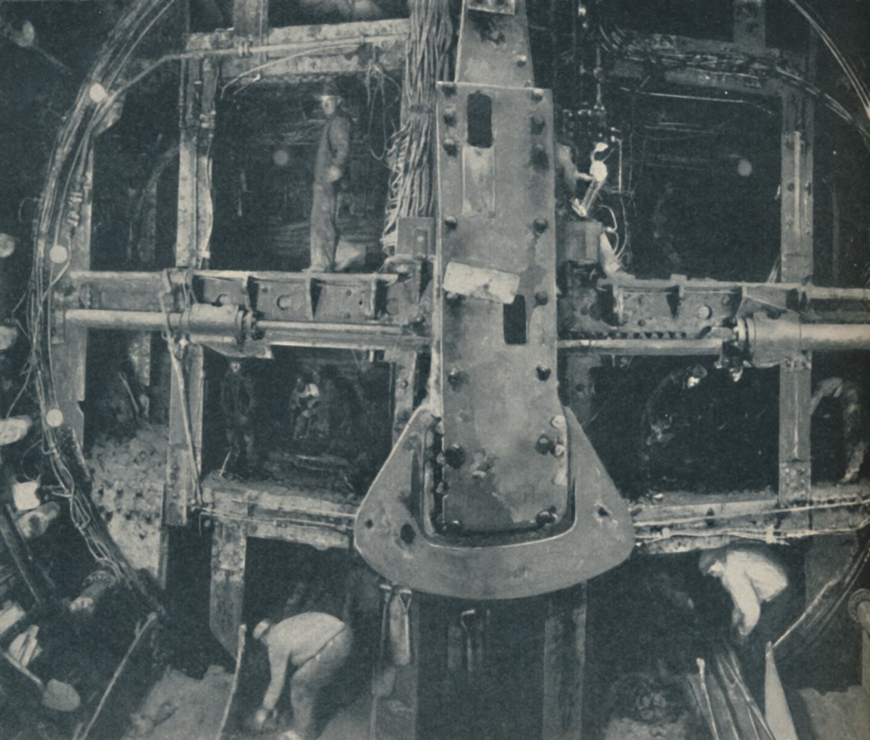Yhdistetty Greathead Shield tuhoaa esteen kahden maan välillä, c1935 tekijältä Unbekannt