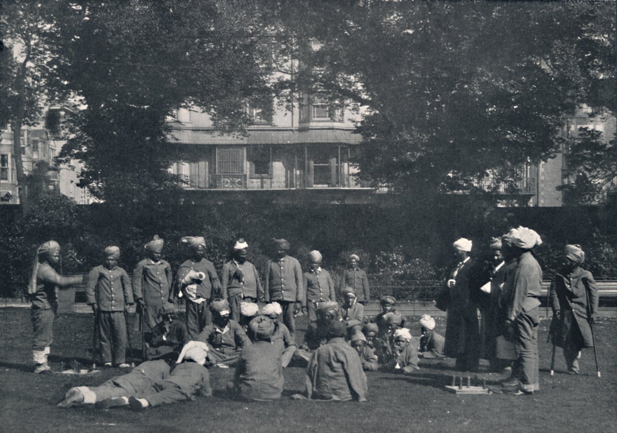 Toipuvia intialaisia sotilaita leikkimässä itäisillä nurmikoilla, c1915, 1939 tekijältä Unbekannt