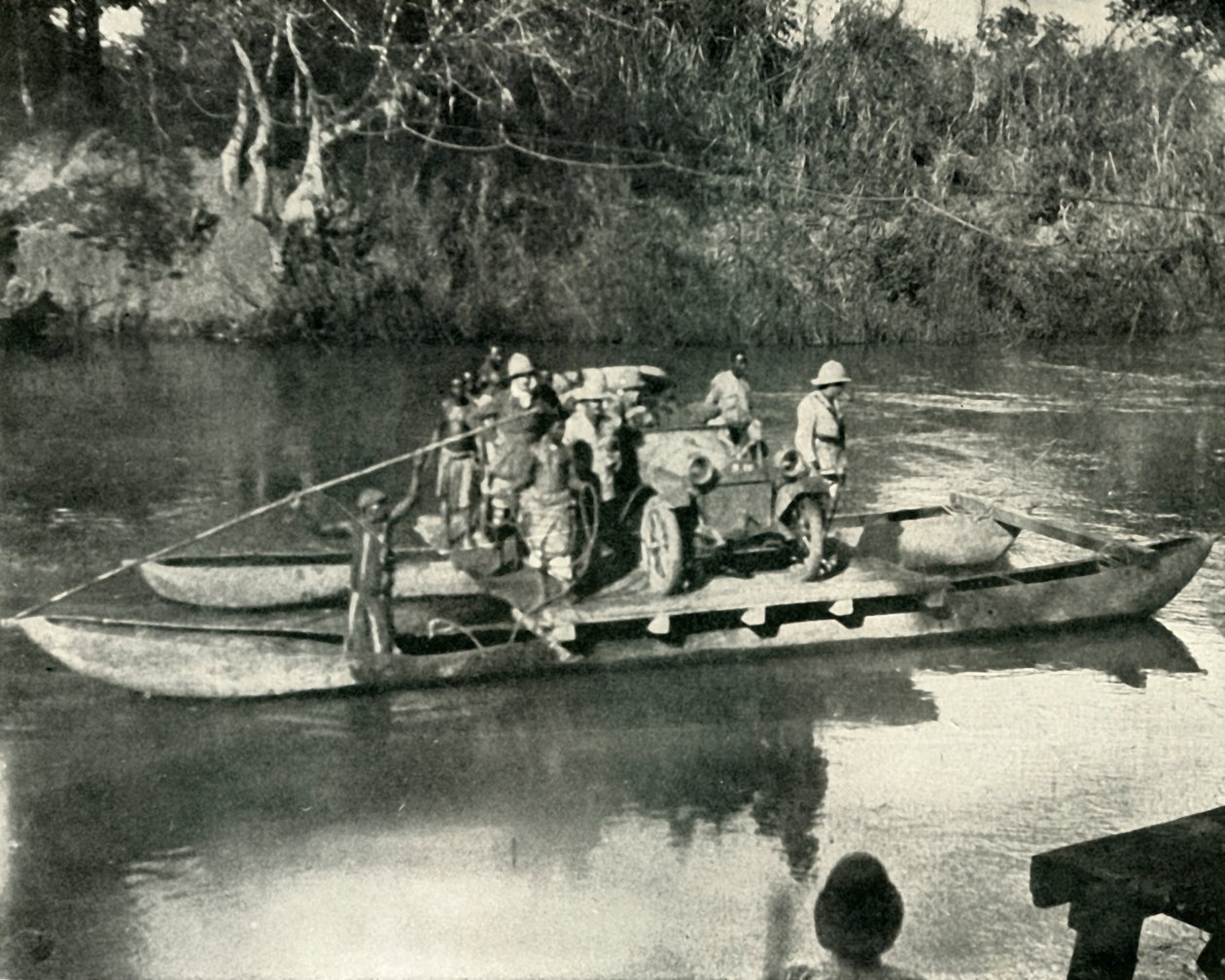 Moottorikuljetusten kuljettaminen Mbaka-joen yli, Saksan Itä-Afrikka, 1919. tekijältä Unbekannt
