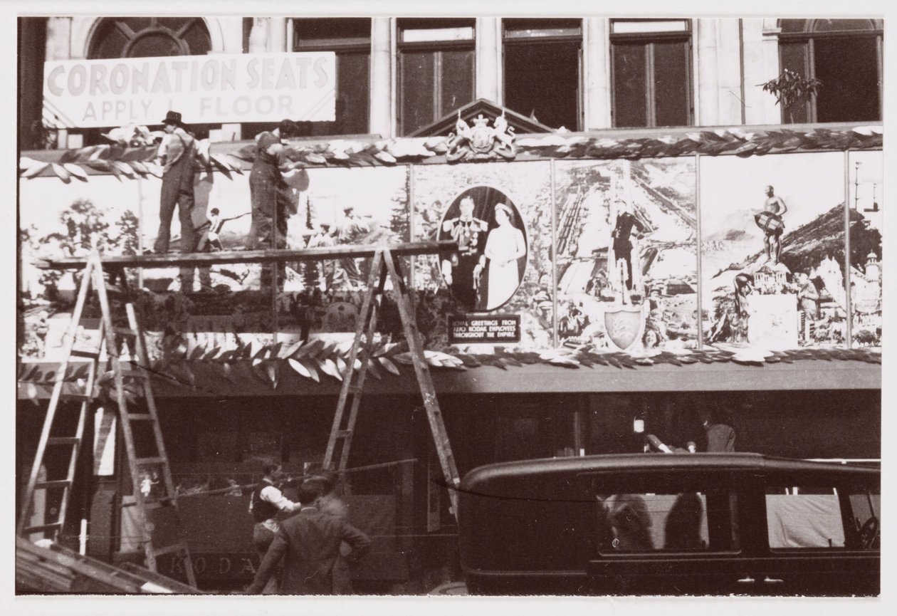 Kruunauskoristeet Kodak Limitedin toimistoissa Lontoossa tekijältä Unbekannt