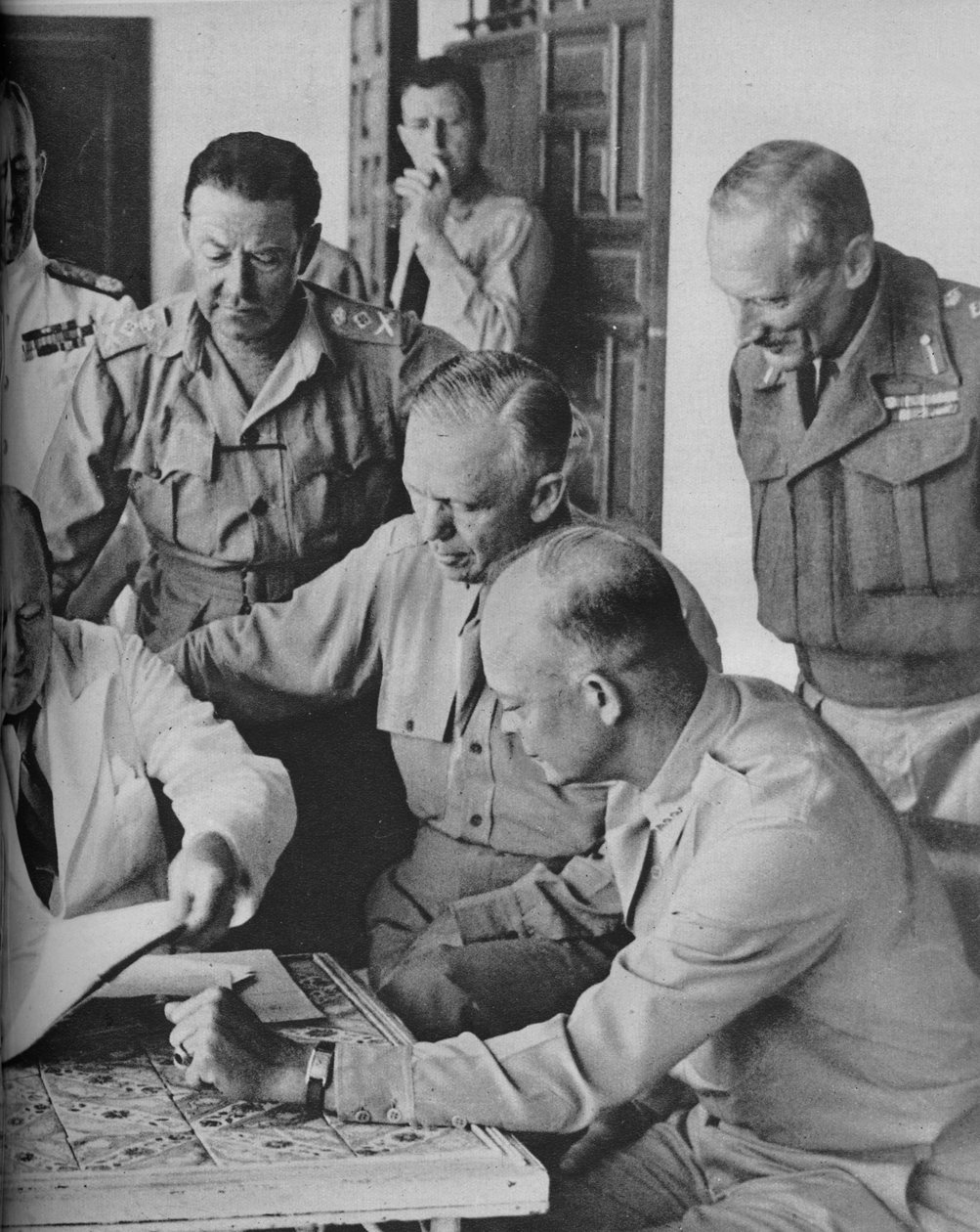 Sotaneuvosto Algerissa: herra Churchill kapteenien kanssa, 1943 tekijältä Unbekannt