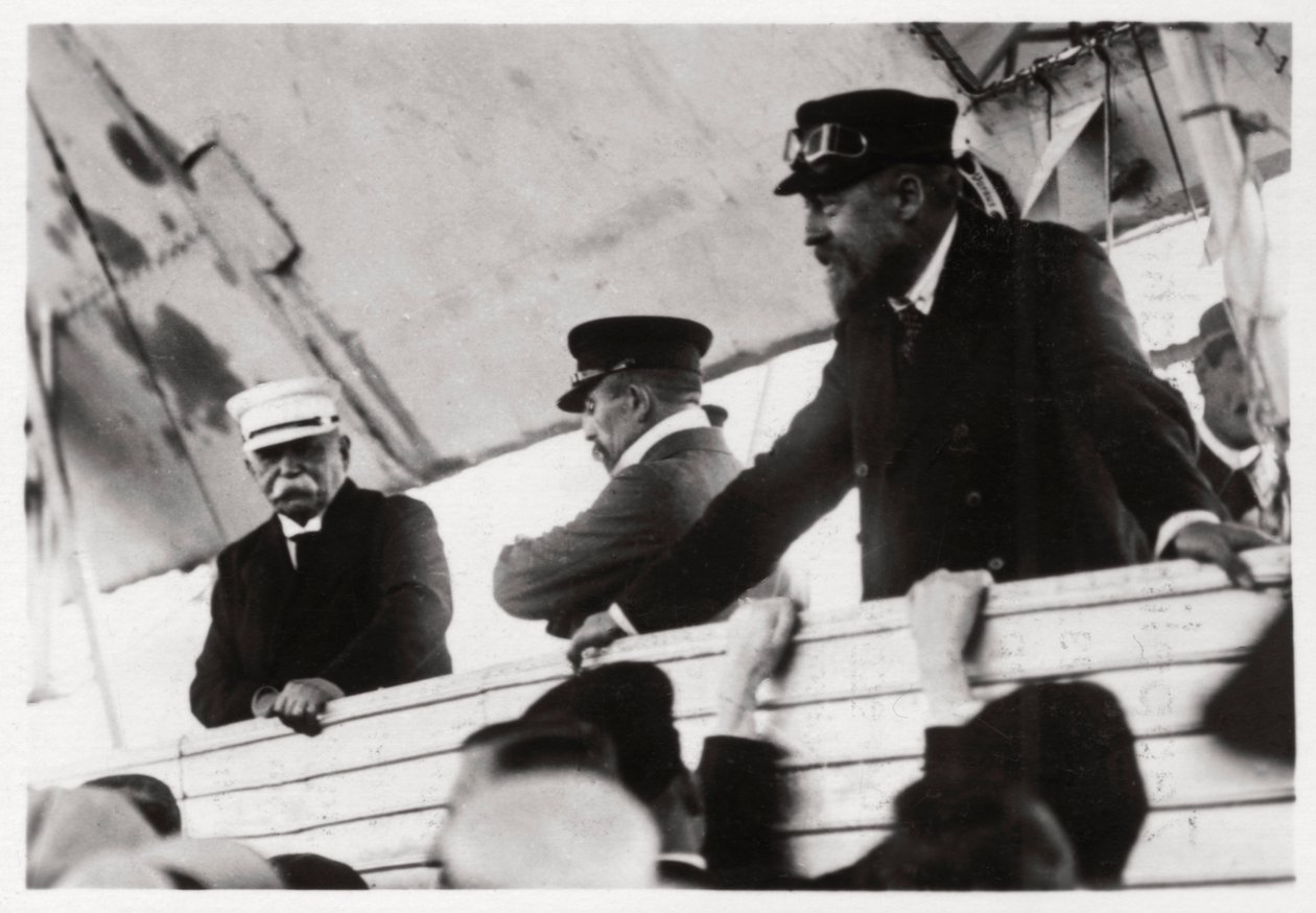Kreivi Zeppelin ja tohtori Eckener Zeppelin-gondolissa, Schwaben, Saksa, c1908-1917 1933 tekijältä Unbekannt