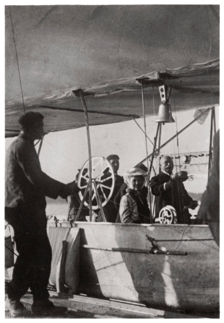 Kreivi Zeppelin tyttärensä kanssa Zeppelin LZ3:n gondolissa, Saksa, c1906-1908 1933 tekijältä Unbekannt