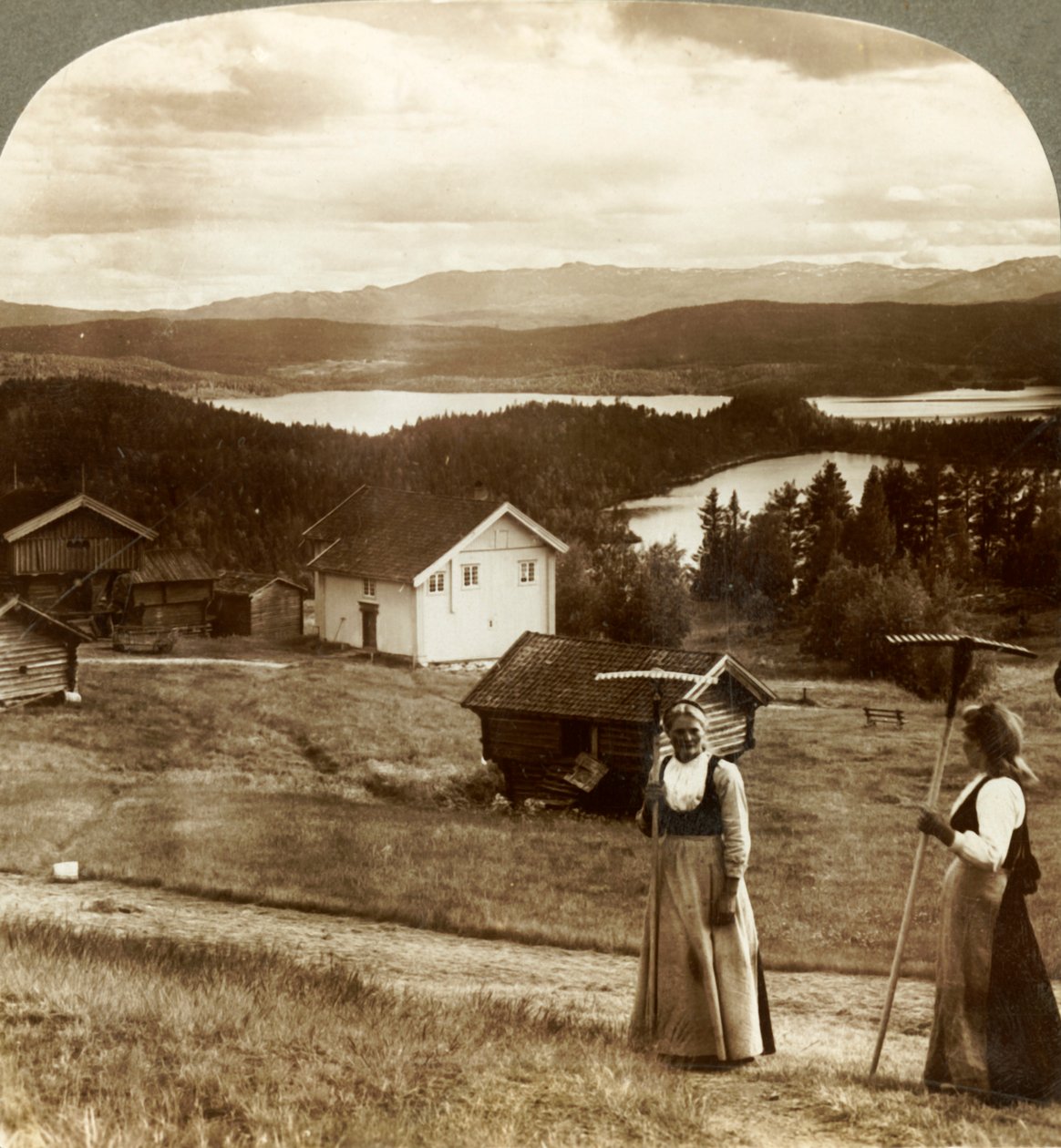 Maalaistytöt heinäajassa - Bolkesjo- ja Folsjo-järvien yli Himingen-vuorelle, Norjaan, 1905. tekijältä Unbekannt