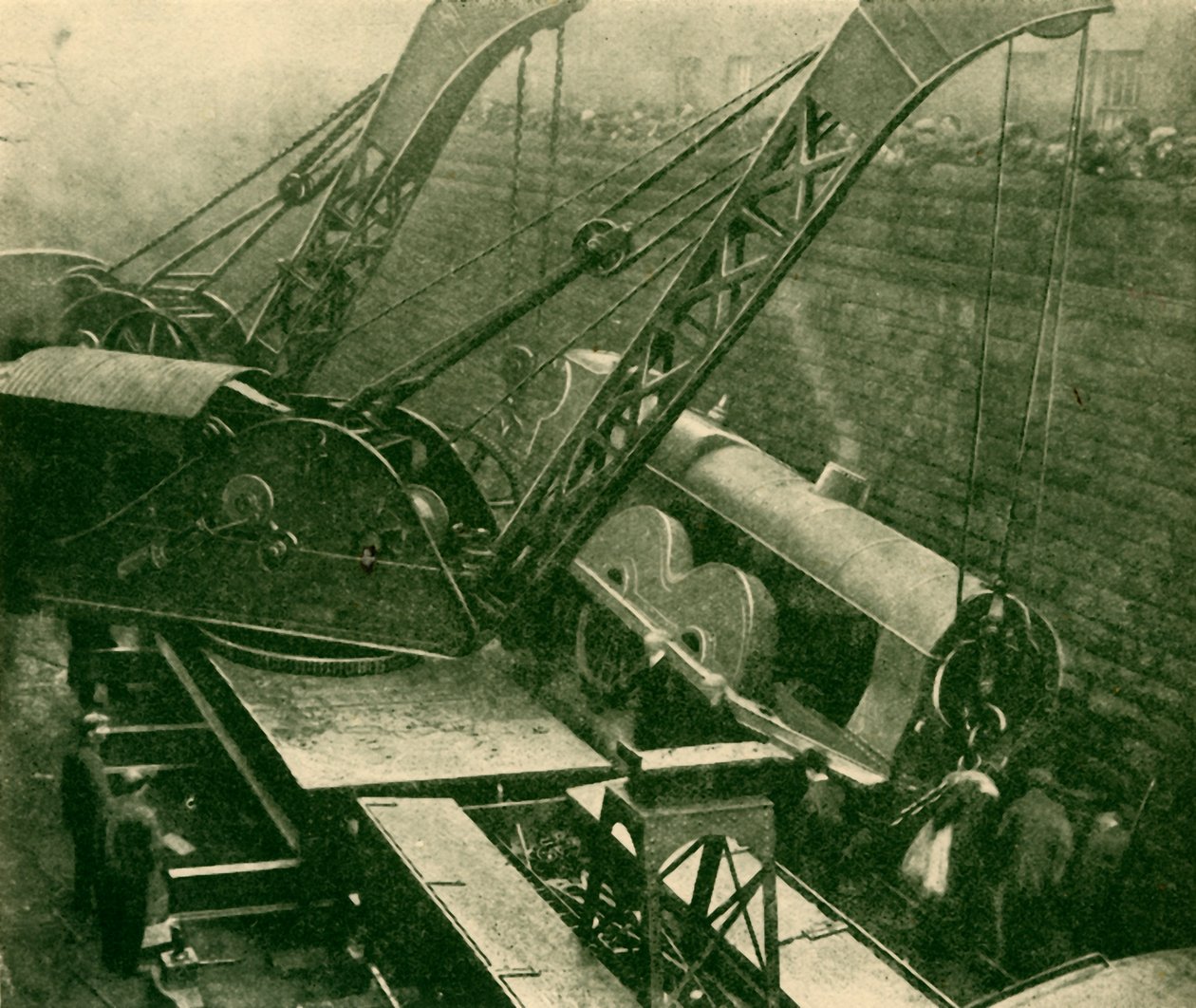 Nosturit työssä onnettomuuden jälkeen, 1930. tekijältä Unbekannt