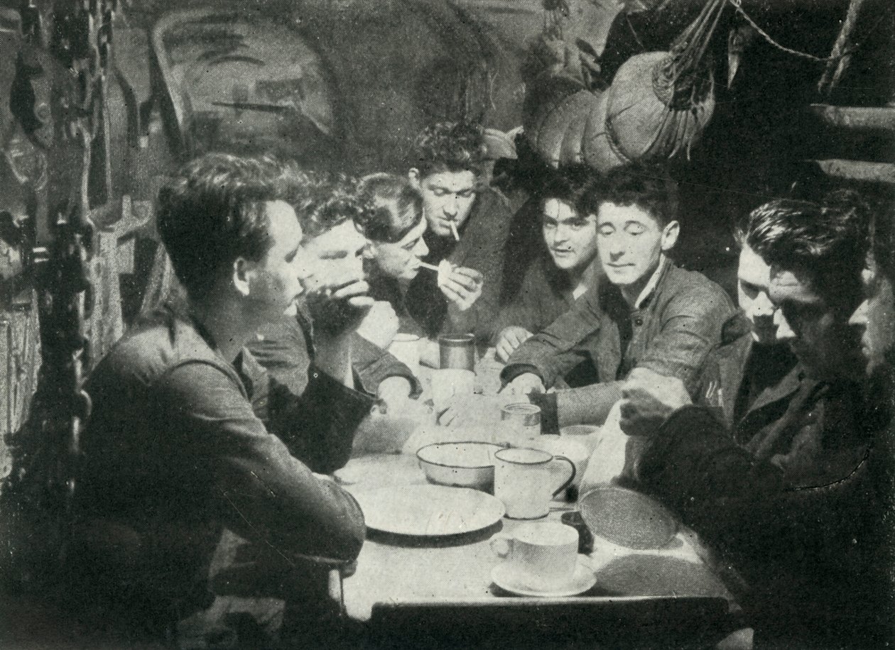 Brittiläisen sukellusveneen miehistö messuhuoneessa, toinen maailmansota, 1945. tekijältä Unbekannt