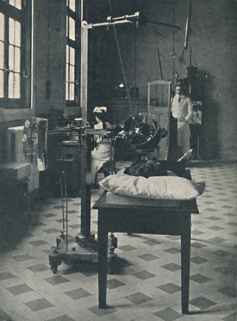 Crookes, Rontgen ja Finsen - Ihmeellisen röntgenlaitteen käyttäminen, c1925 tekijältä Unbekannt