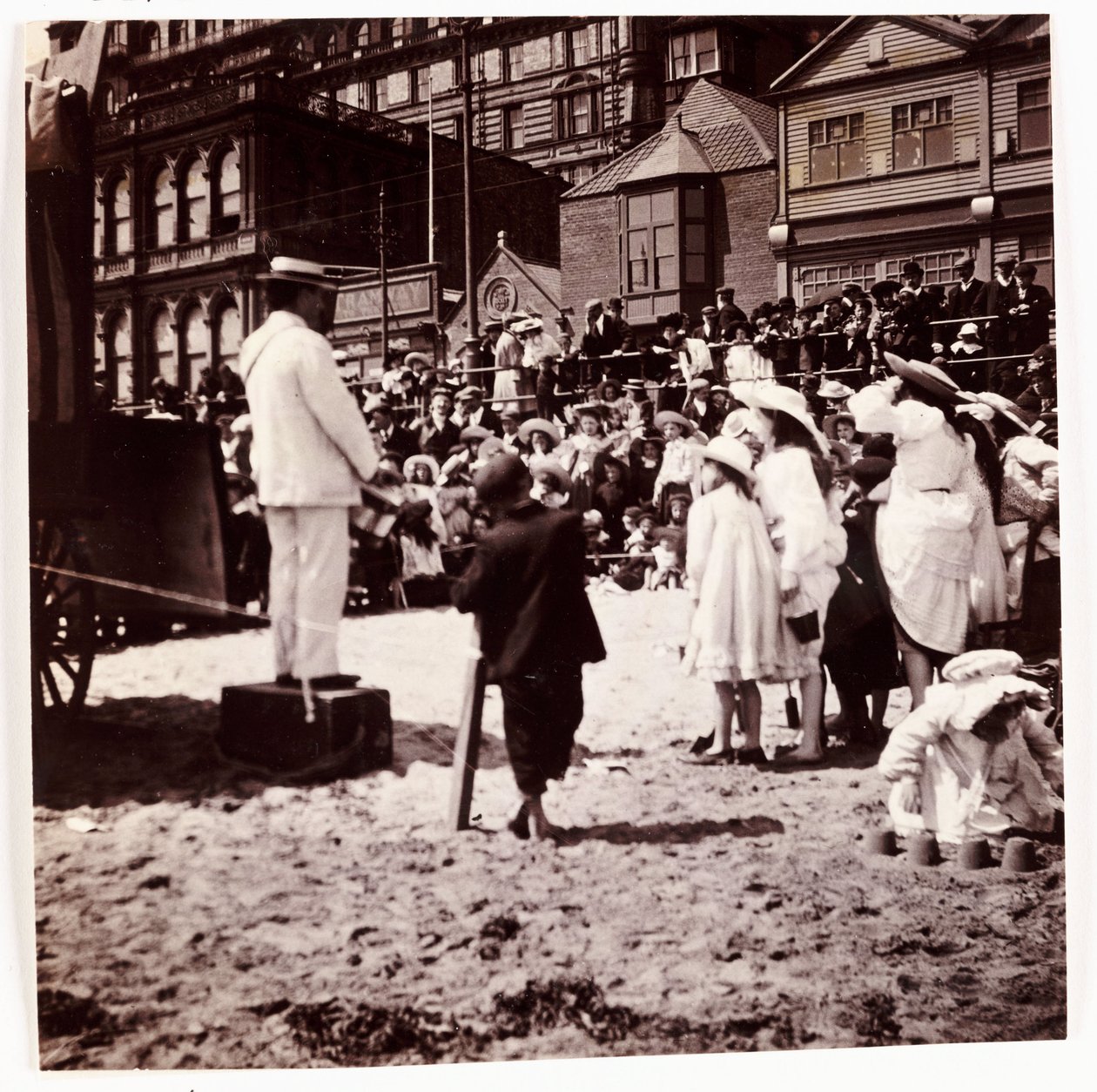 Yleisö katselee rantaviihdyttäjää, n. 1905 tekijältä Unbekannt