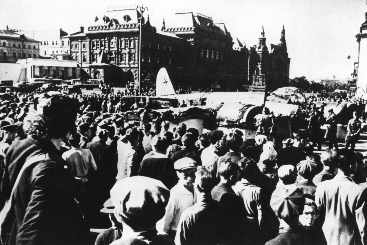 Väkijoukkoja pudonneen saksalaisen pommikoneen ympärillä, joka on esillä Sverdlov-aukiolla Moskovassa, 1941 tekijältä Unbekannt