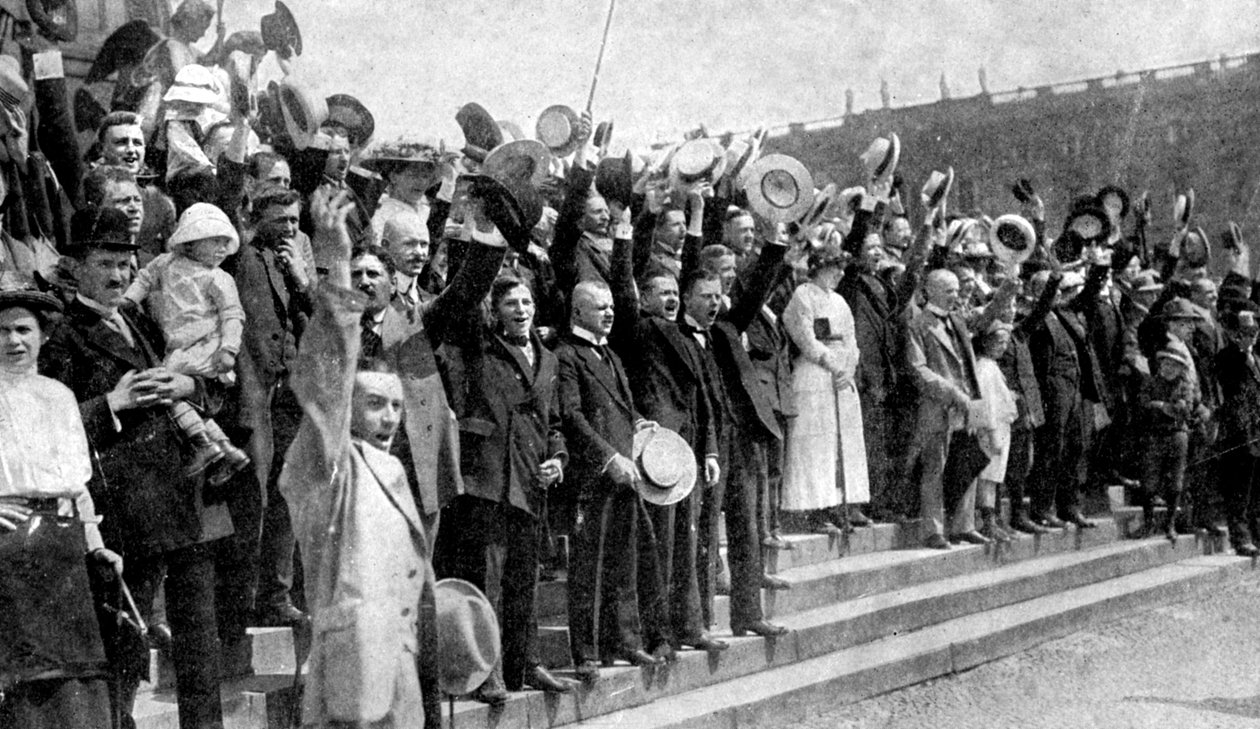 Väkijoukot hurraavat vihollisuuksien puhkeamisen aikana, sotakuume Saksassa, ensimmäinen maailmansota, 1914 tekijältä Unbekannt