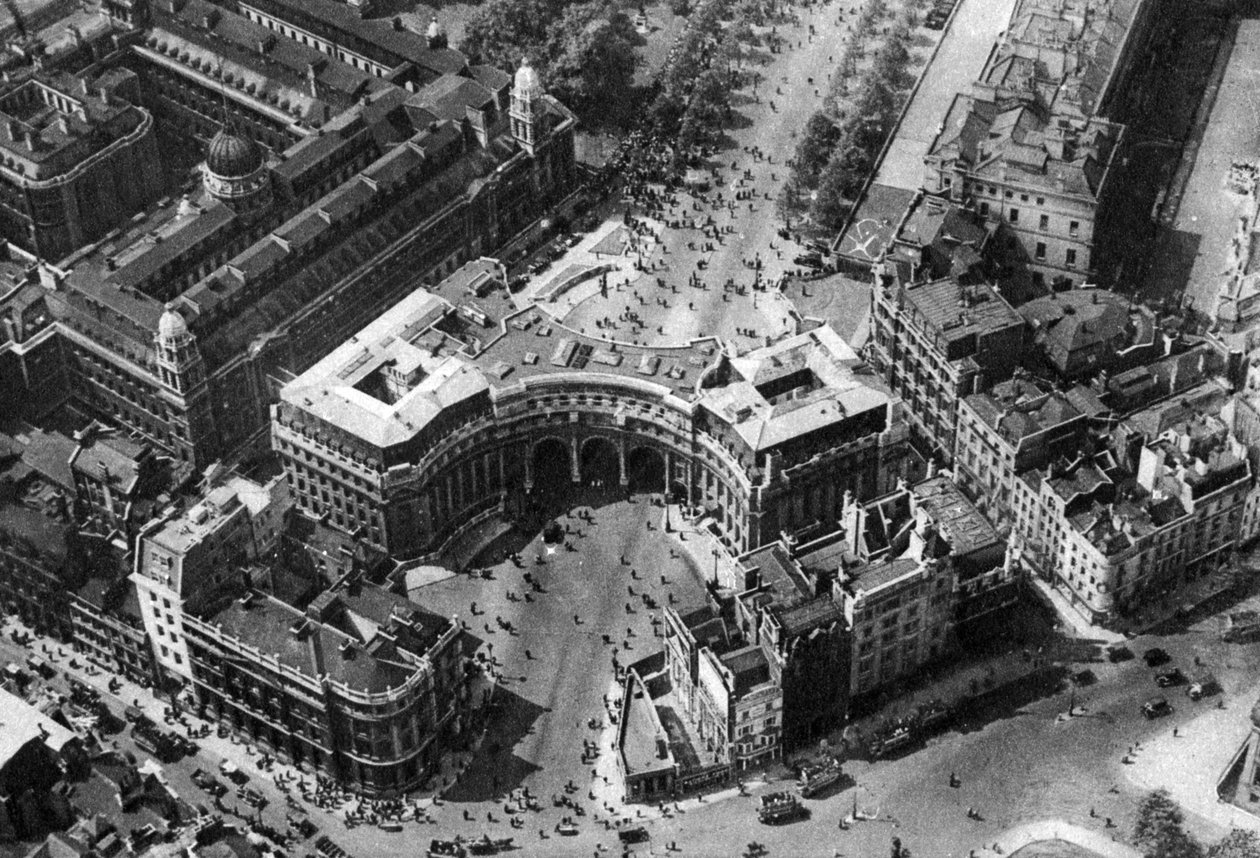 Väkijoukkoja kerääntymässä The Mall -ostoskeskukseen värien joukkoon, Lontoo, 1926-1927 tekijältä Unbekannt