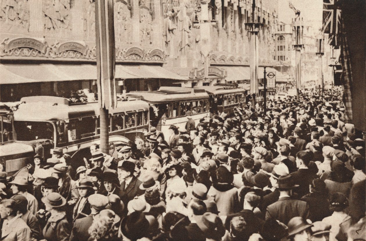 Väkijoukkoja Oxford Streetillä kuningas Yrjö VI:n kruunausta 1937 seuranneen juhlapäivän aikana tekijältä Unbekannt