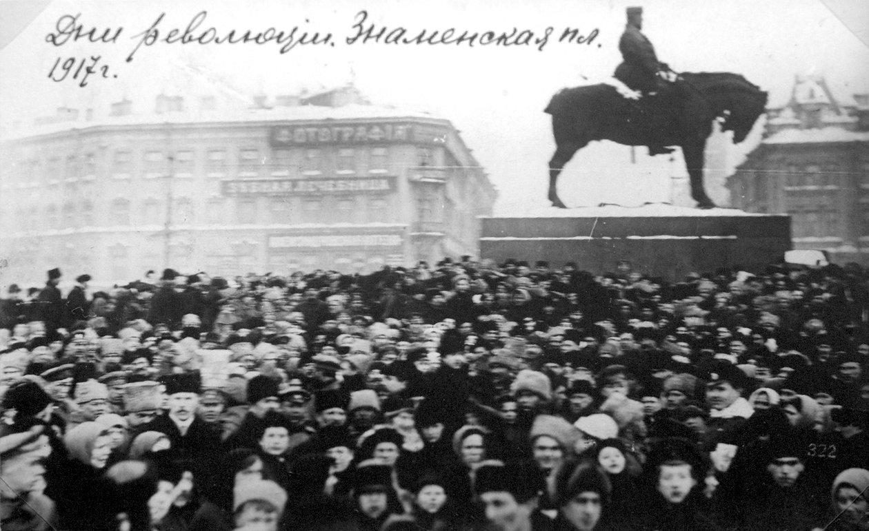Väkijoukkoja Znamenskaja-aukiolla, Petrograd, Venäjä, Helmikuun vallankumous, 1917 tekijältä Unbekannt