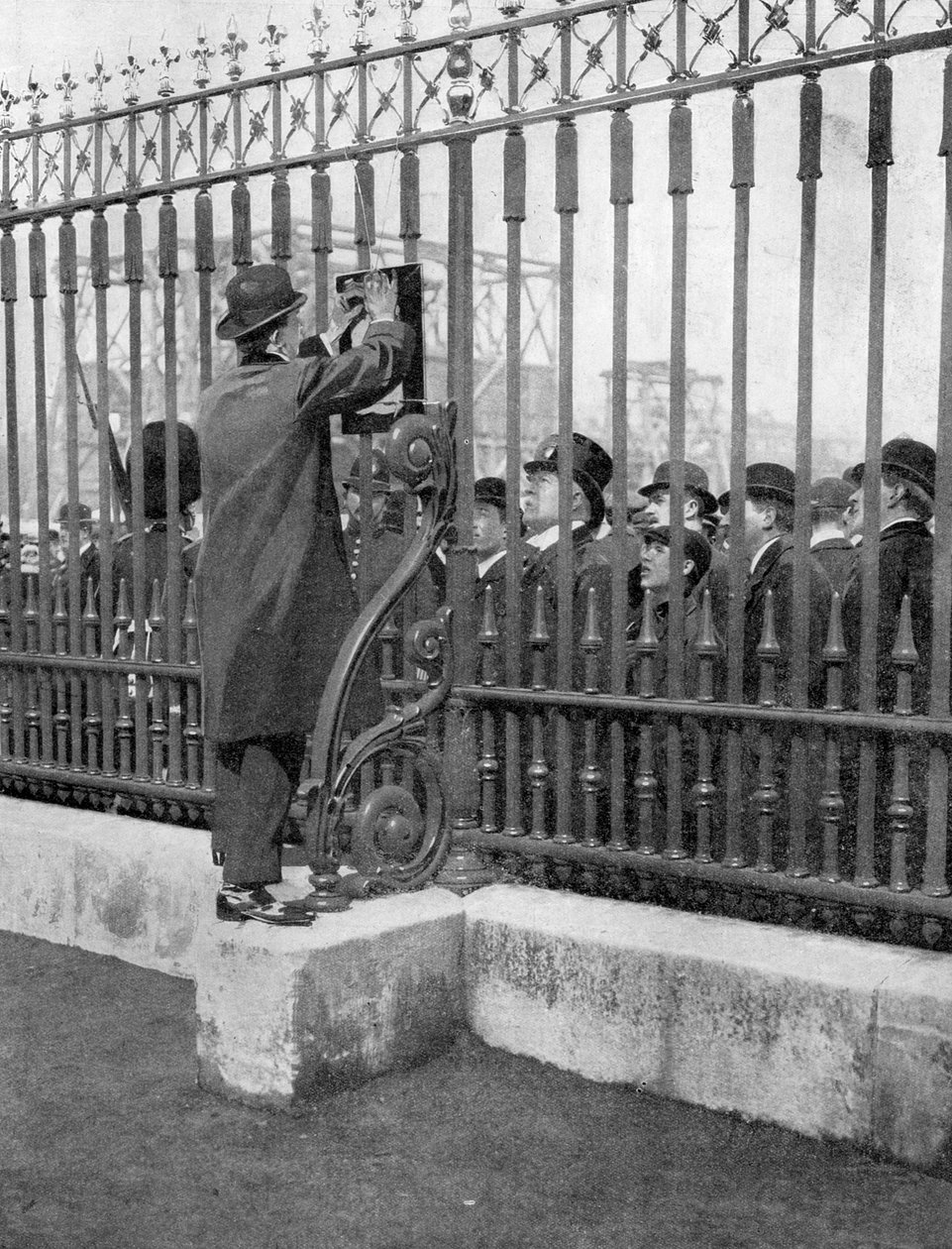 Yleisöä Buckinghamin palatsin ulkopuolella odottamassa uutisia kuninkaan sairaudesta, 5. toukokuuta 1910 tekijältä Unbekannt