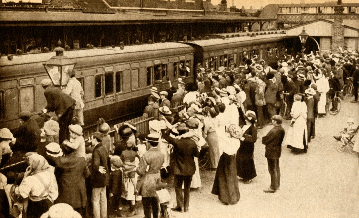 Väkijoukot heiluttavat joukkoja, jotka lähtevät taistelemaan ensimmäiseen maailmaan, sota, Iso-Britannia, 1914, 1933. tekijältä Unbekannt