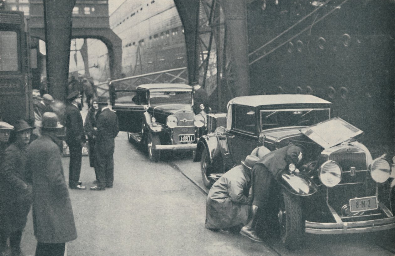 Tulliviranomaiset tutkivat autoja Southamptonissa, 1937 tekijältä Unbekannt