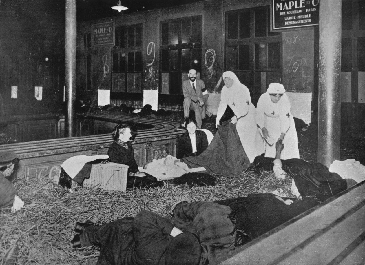 Pariisin Gare du Nordin tullihuone, ranskalaisten pakolaisten avustusasema, 1914 tekijältä Unbekannt