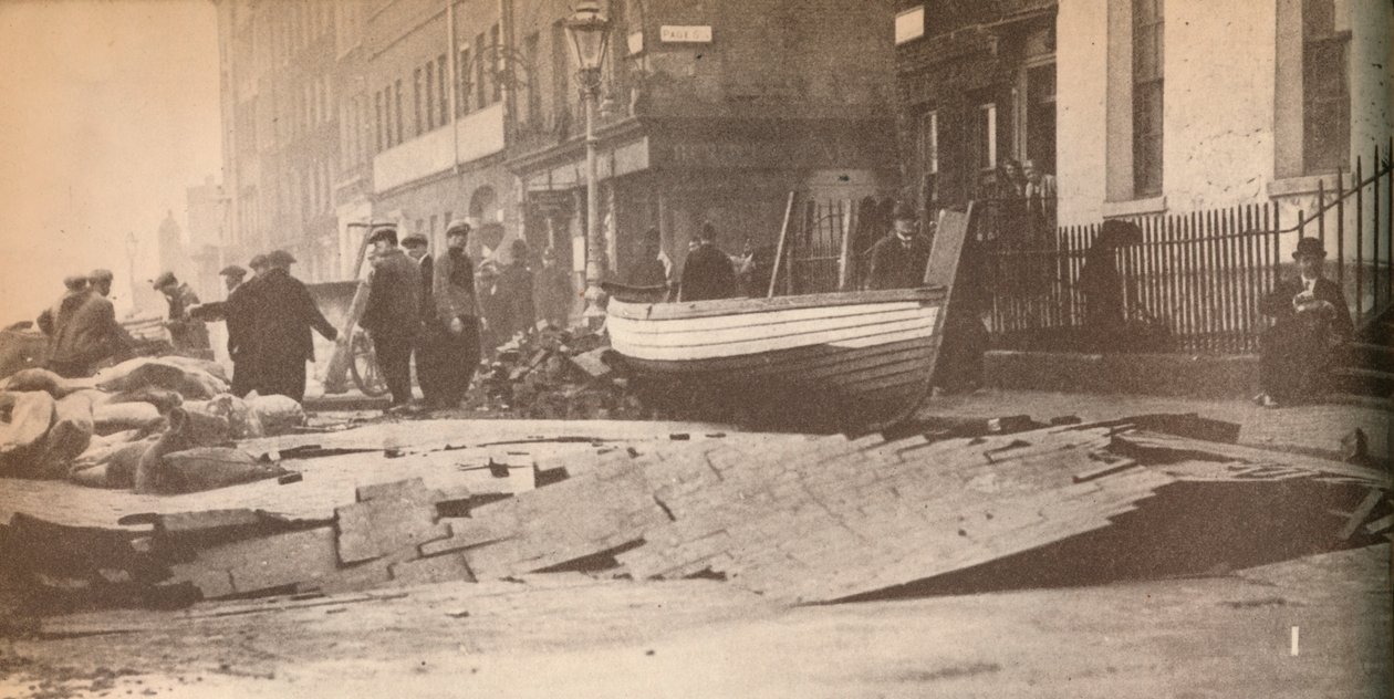 Victorian rantakadulle aiheutui vahinkoa, kun Thames räjähti rantaan ja aiheutti runsaasti rasvaa tekijältä Unbekannt