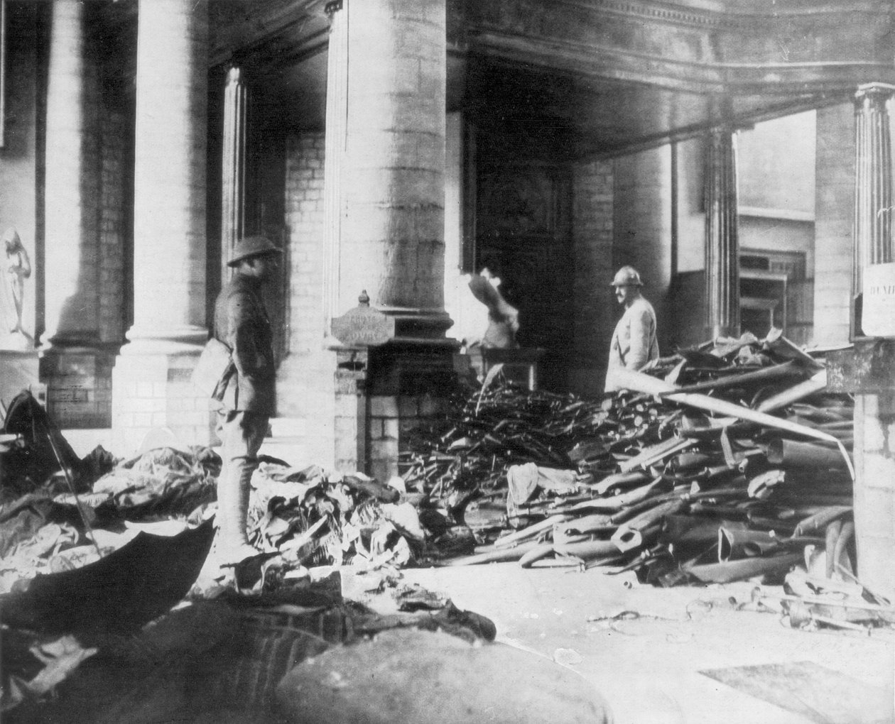 Douai-kirkon sisätilojen vaurioituminen, Ranska, 1918 tekijältä Unbekannt