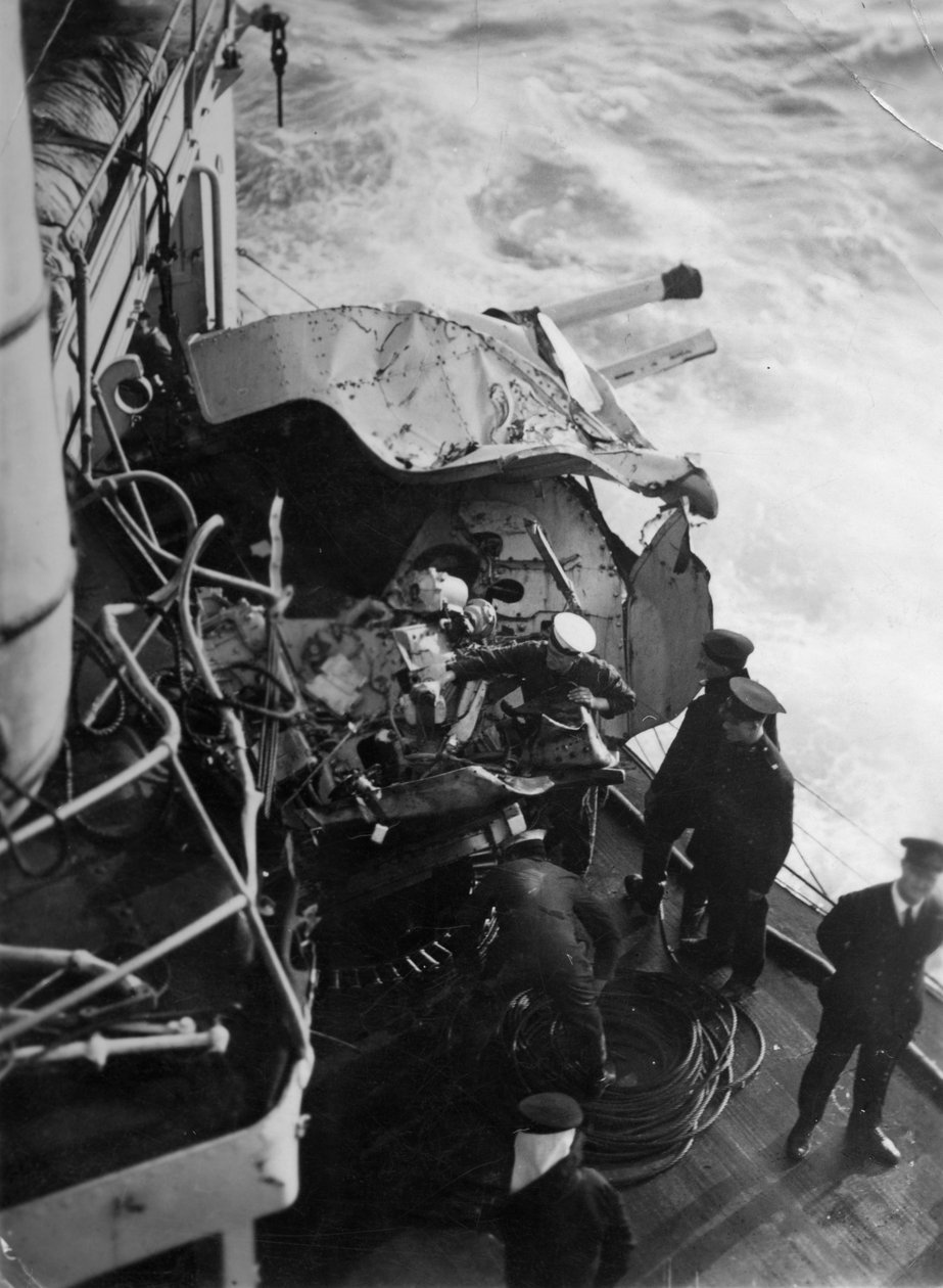 Vaurioitunut ilmatorjuntatykki brittiläisessä taistelulaivassa HMS Malaya, Portugalin rannikolla, 1937 tekijältä Unbekannt