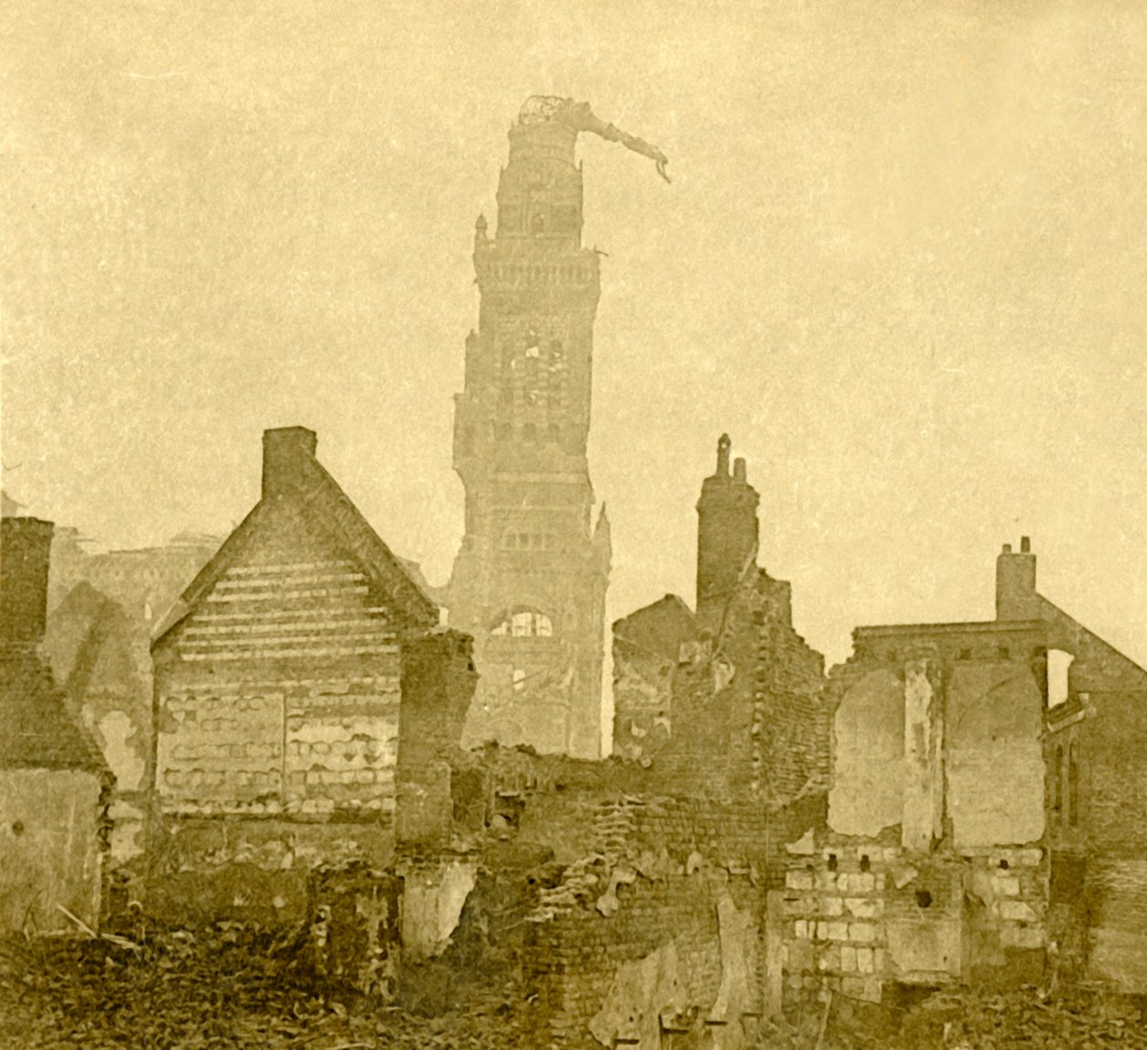 Vaurioitunut Notre-Dame de Brebièresin torni, Albert, Pohjois-Ranska, c1915-c1918 tekijältä Unbekannt