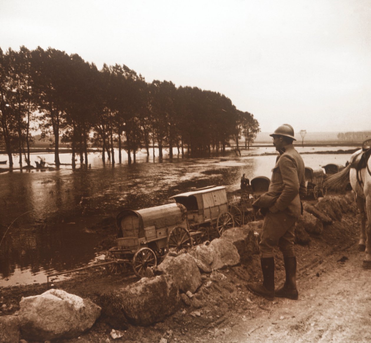 Vaurioituneet ajoneuvot, Meuse, Pohjois-Ranska, c1914-c1918 tekijältä Unbekannt