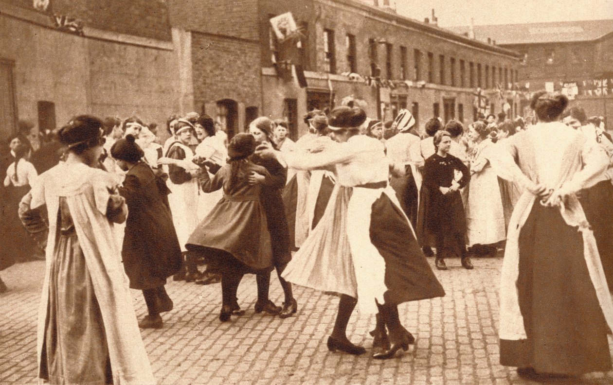 Tanssiminen juhlii sodan päättymistä, 1918 1935 tekijältä Unbekannt