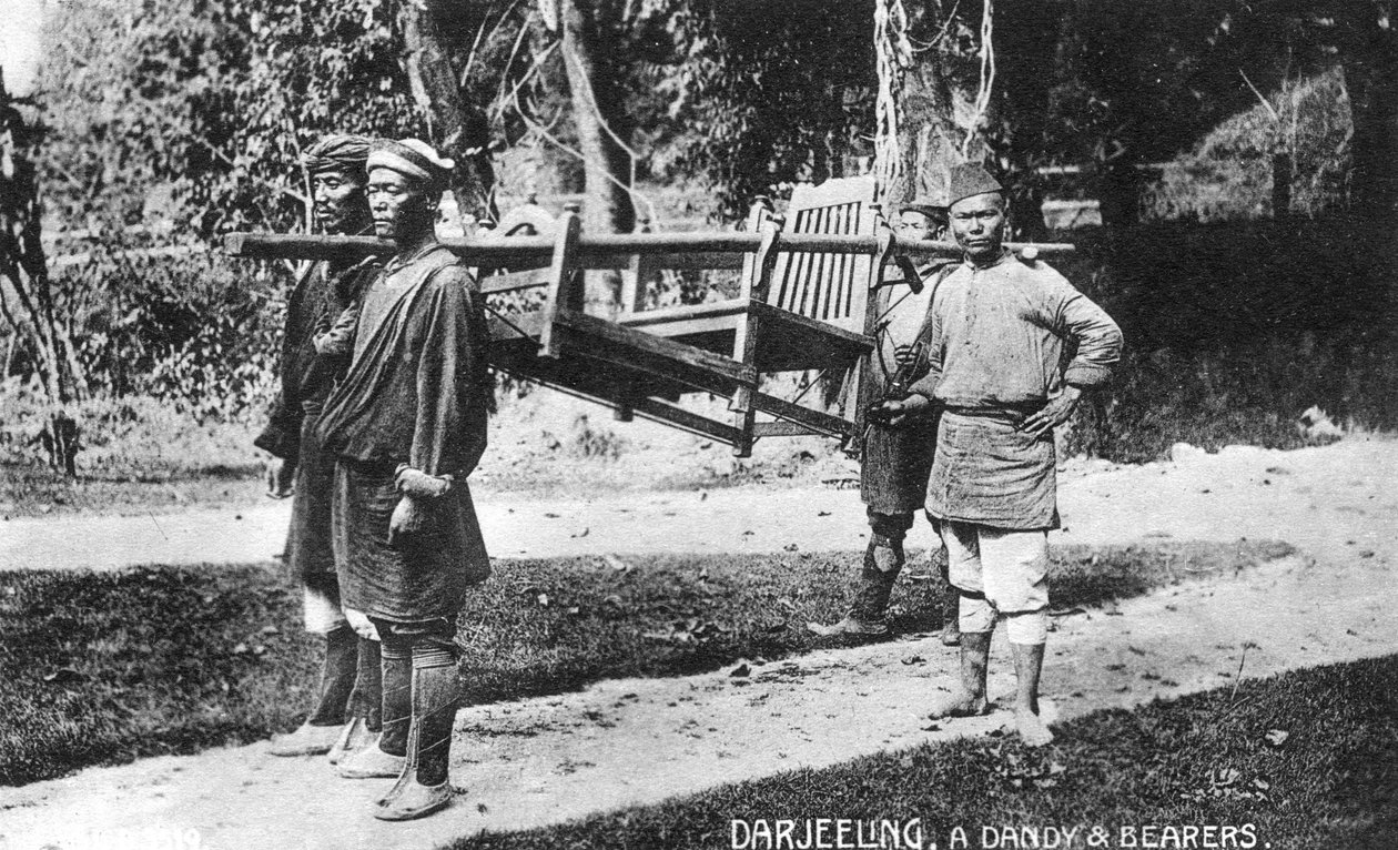 Dandy and Bearers, Darjeeling, Intia, 1900-luvun alku tekijältä Unbekannt