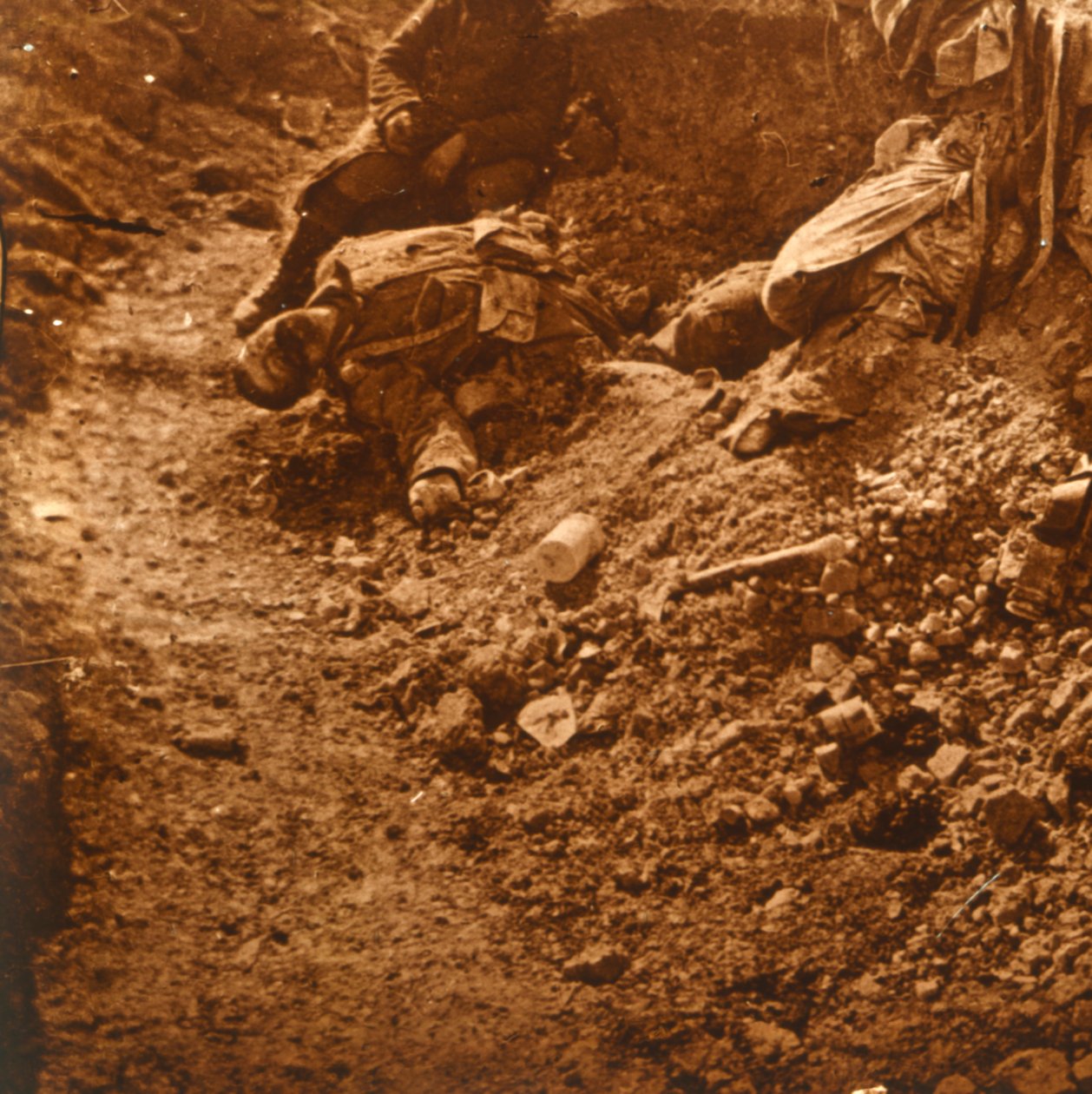 Kuollut ruumis juoksuhaudoissa, Perthes, Pohjois-Ranska, c1914-c1918 tekijältä Unbekannt