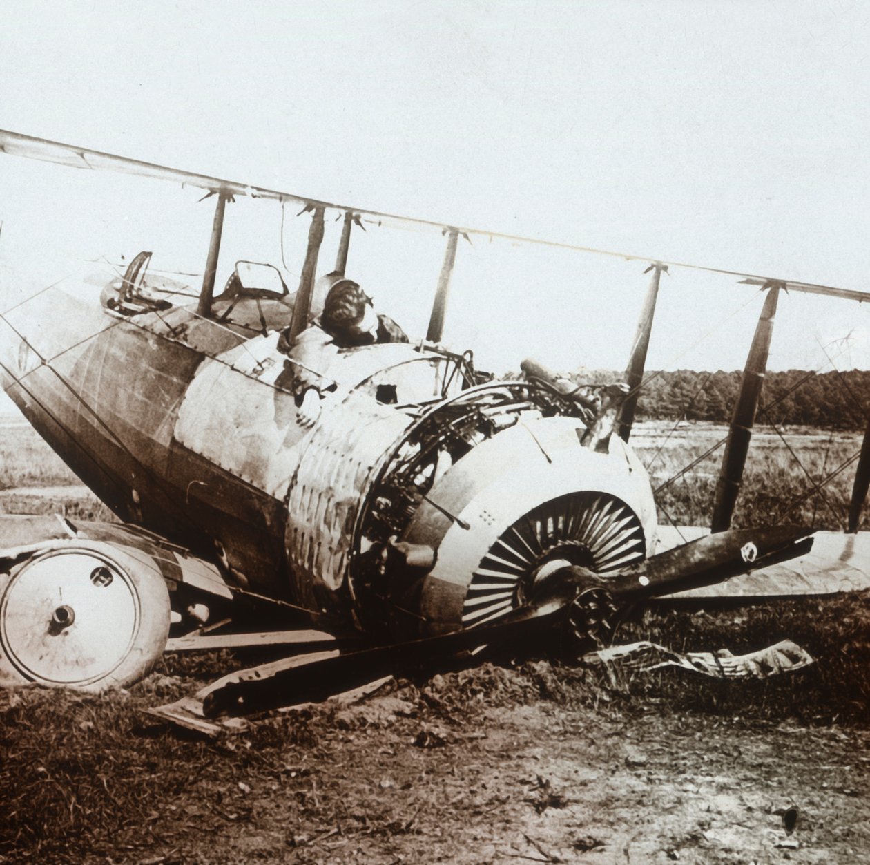 Kuollut lentäjä pudonneessa Salmson-koneessa, c1914-c1918 tekijältä Unbekannt