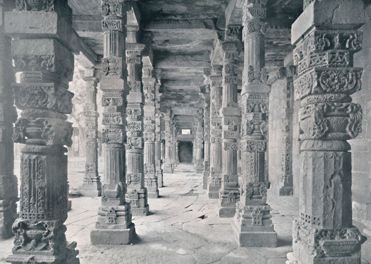 Delhi. Hindupilarien käytävä Kutubin moskeijassa, vuodelta 1910. tekijältä Unbekannt