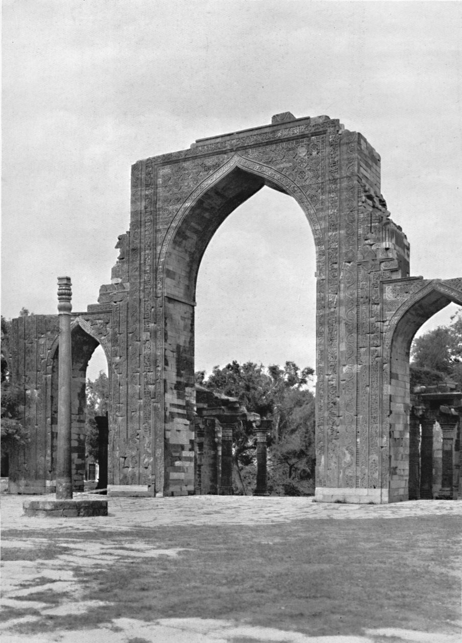 Delhi. Kutubin moskeijan portti, 1910. tekijältä Unbekannt