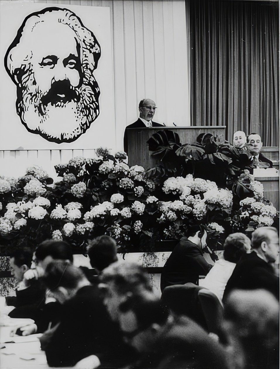 Saksan demokraattisen tasavallan valtioneuvoston puheenjohtaja Walter Ulbricht kokouksessa Karl Marxin 150. syntymäpäivän kunniaksi. Berliinin kongressitalo. 2. toukokuuta 1968 tekijältä Unbekannt