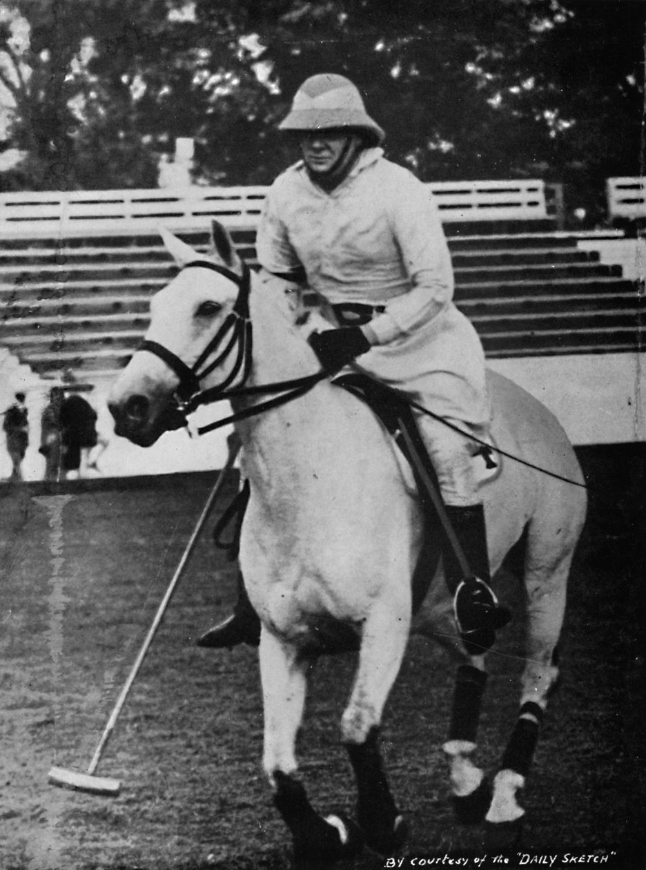 Raskaista vastuista huolimatta suosikkipoolopeliä ei voitu jättää huomiotta, 1930-luku, 1945 tekijältä Unbekannt