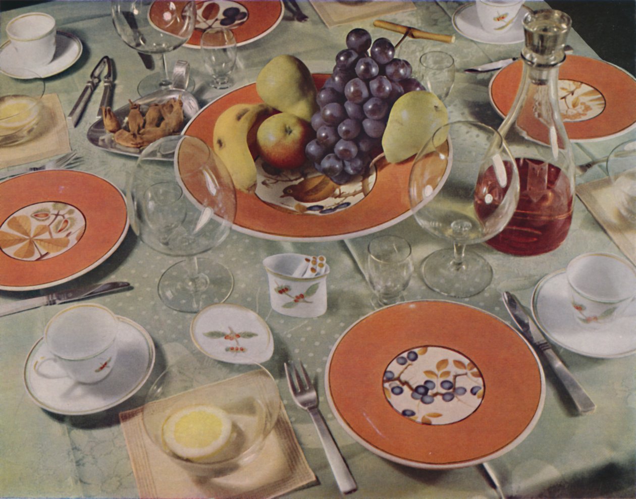 Jälkiruoka - Tässä pöytäjärjestelyssä hedelmätarjoilu on Royal Copenhagen fajanssi, 1939 tekijältä Unbekannt