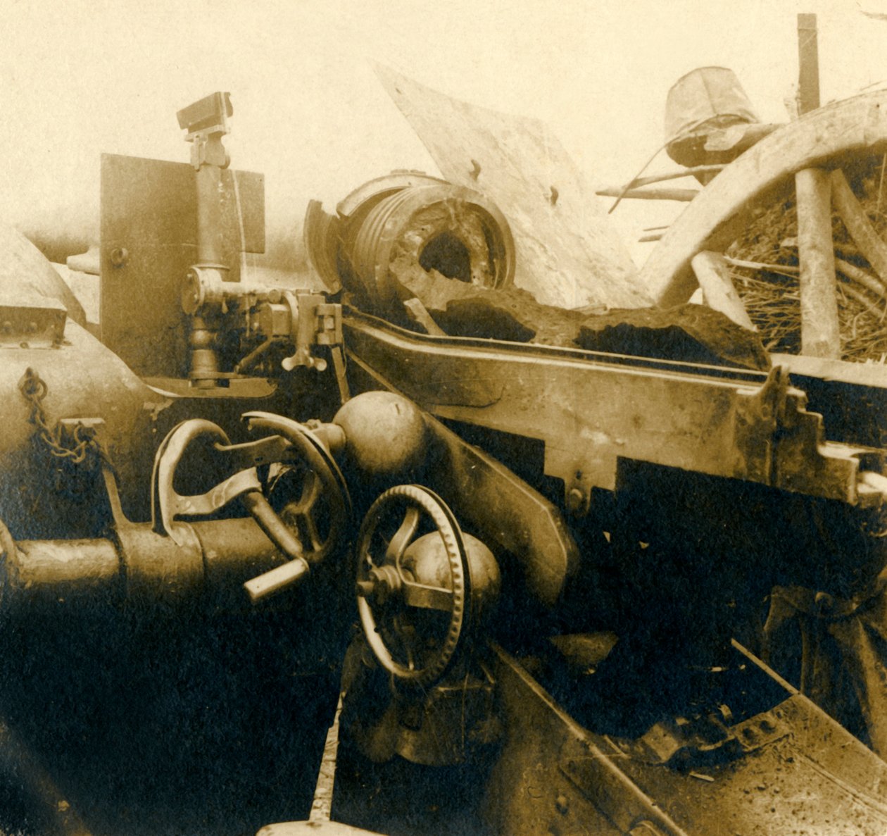 Tuhoutunut tykki, c1914-c1918 tekijältä Unbekannt