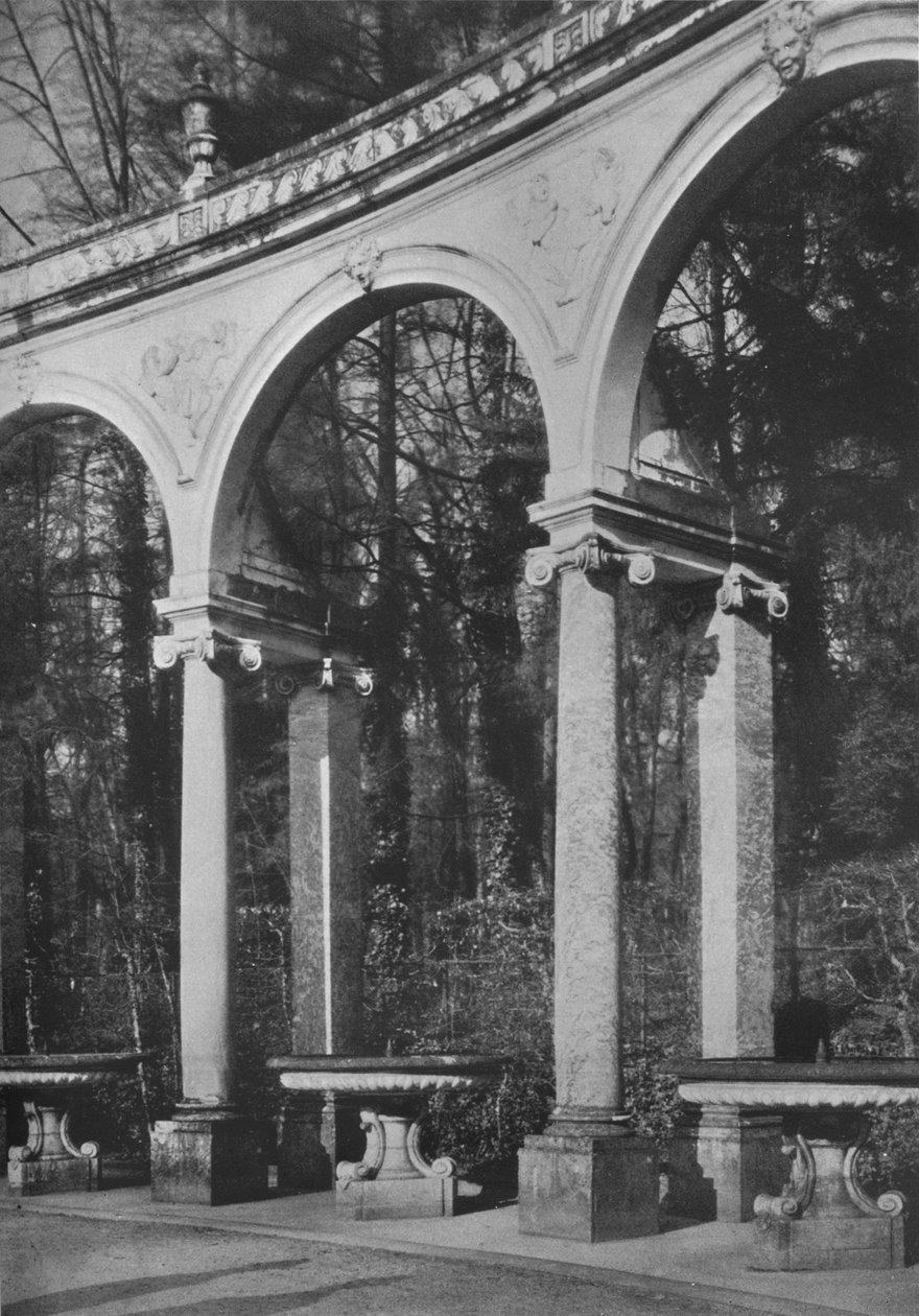 Yksityiskohta pylväikköstä ja suihkulähteistä, musiikin temppeli, Versailles, Ranska, 1924 tekijältä Unbekannt