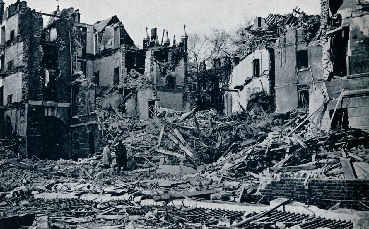 Tuhoutuneita rakennuksia temppelin sisäpuutarhasta, 1941 tekijältä Unbekannt